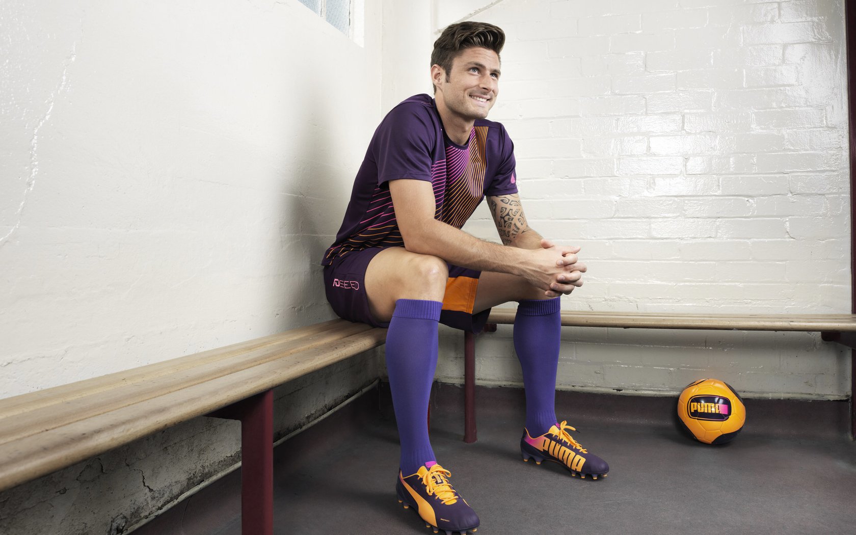 纽伦堡双边路配合撕开对手防线，纽伦堡球场